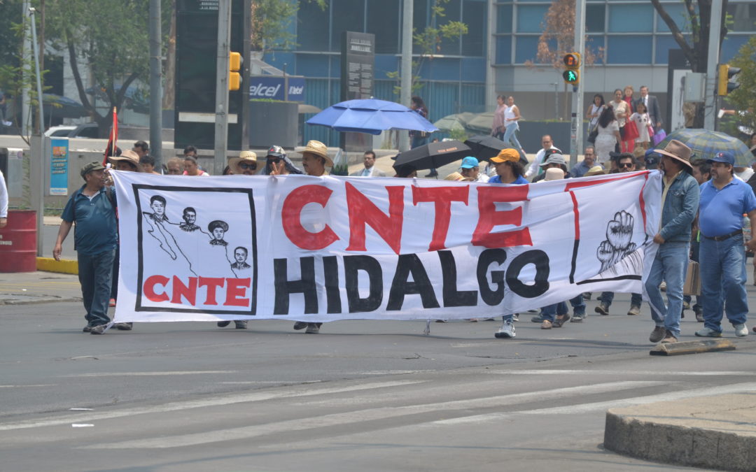 Marchan  maestros hacia Zócalo capitalino
