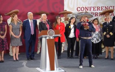 Con mariachi, López Obrador felicita a todas las madres de México