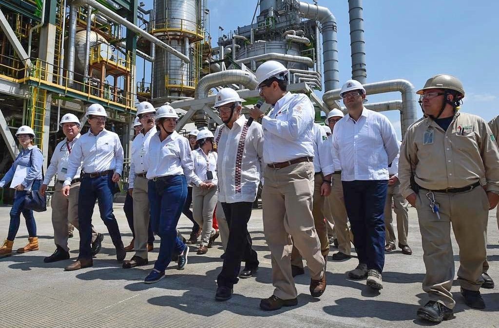 AMLO  convive con trabajadores de refinería Salamanca; incrementa producción 14%