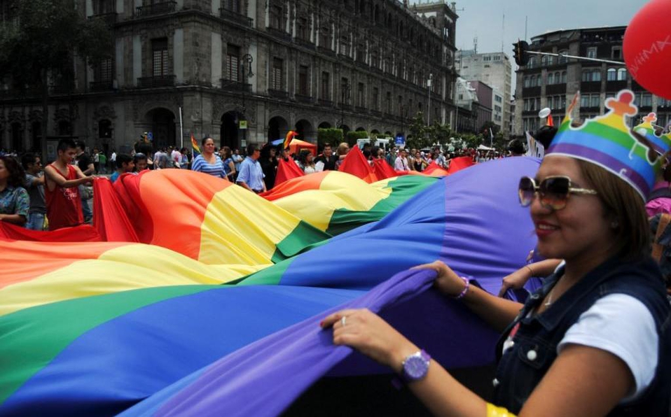 Coloca Congreso capitalino banderas LGBTTTI