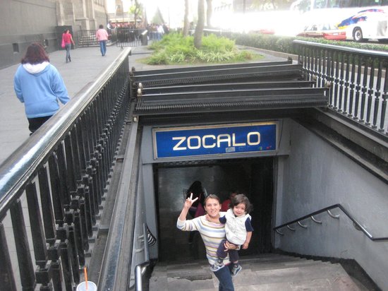 Cerrados dos accesos de la estación Zócalo del metro hasta nuevo aviso