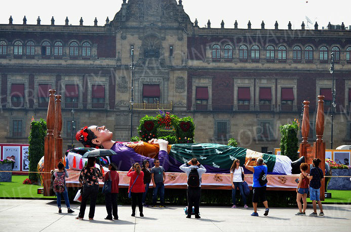 Un éxito la muestra “Los Colores de Frida” en el Zócalo