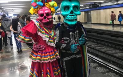 Viajan catrinas en Metro-CDMX para promocionar Desfile de Muertos