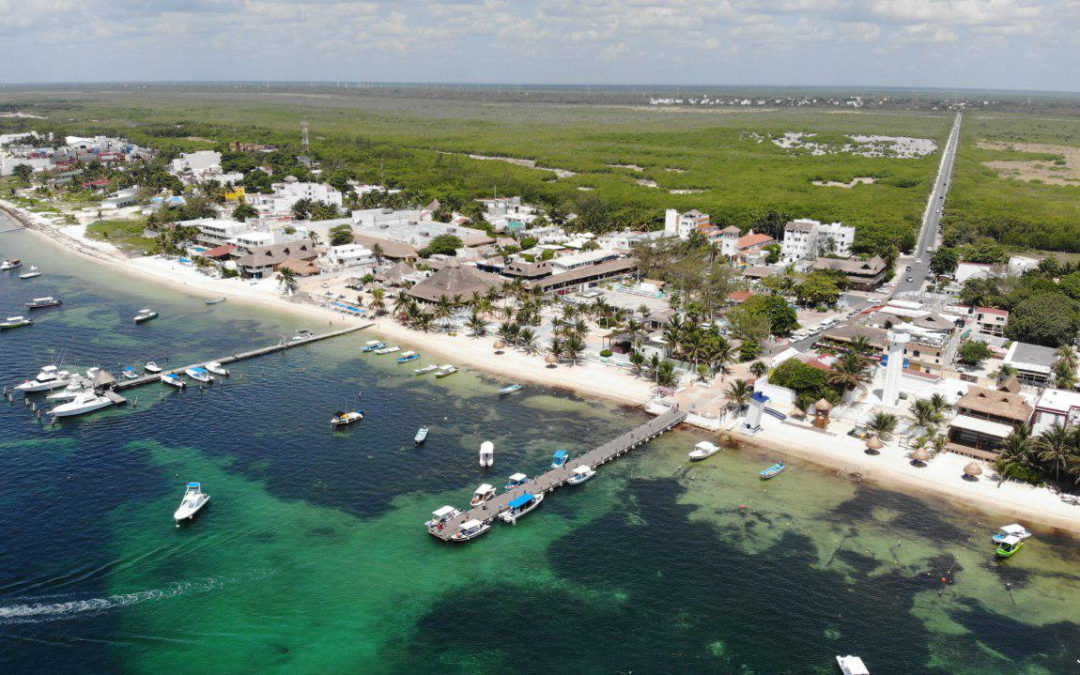 Lucen playas de Puerto Morelos azul turquesa y arena blanca