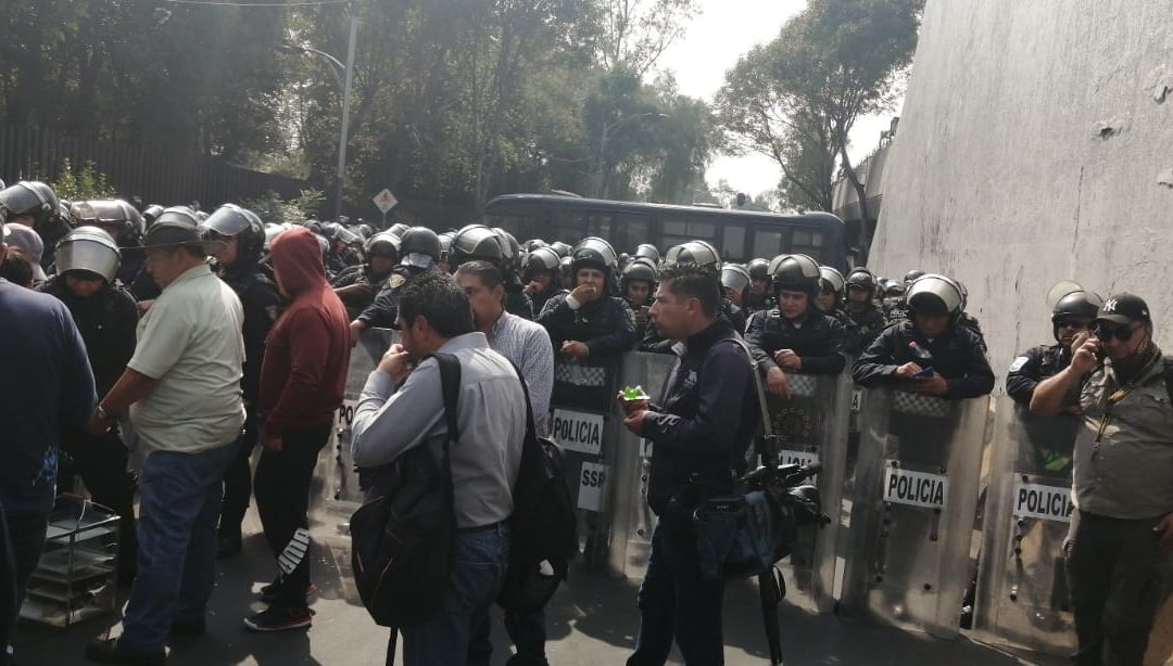 Fuerza pública encapsula a campesinos bloqueadores en San Lázaro