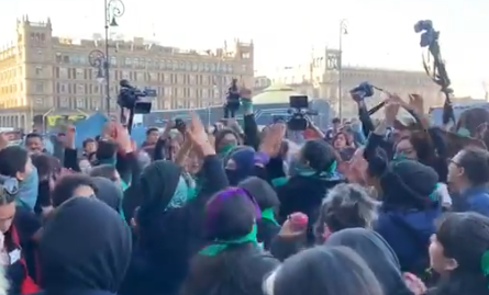 Tome  precaución, grupos de feministas afuera de Palacio Nacional