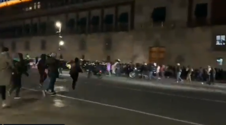 Arriban manifestantes a Palacio Nacional