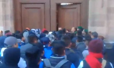 Protestan normalistas afuera de Palacio Nacional