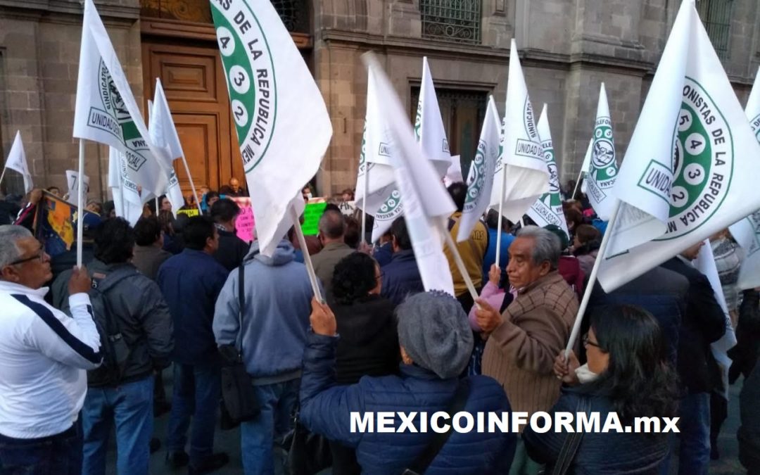 Telefonistas y ex empleados de Notimex se manifiestan en Palacio Nacional