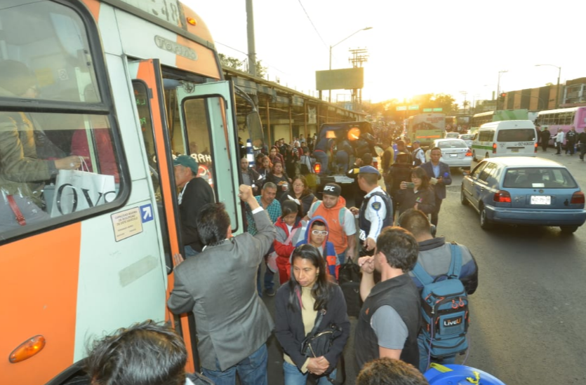Caos en Metro Tacubaya, tras choque de trenes