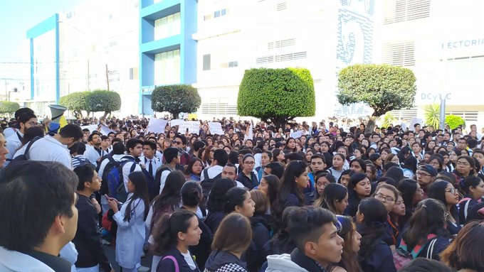 Precaución. Mega marcha de universitarios en estado de Puebla