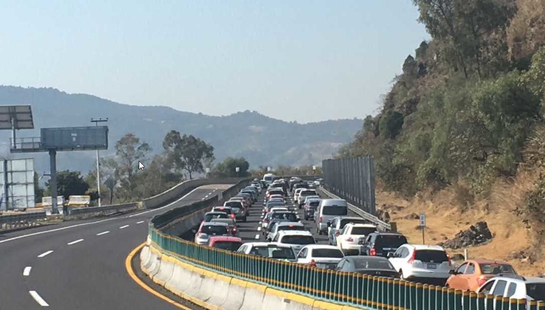 Precaución. Autopista Cuernavaca-Acapulco con carga vehicular