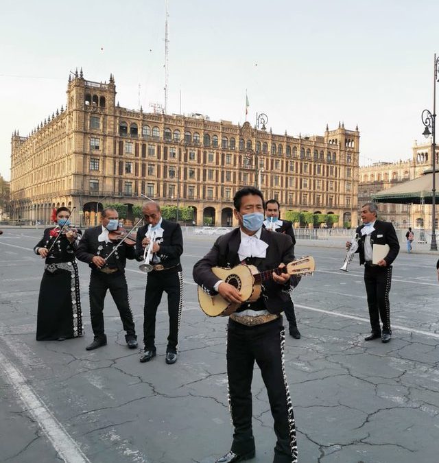 Con cubrebocas y una serenata, mariachis piden apoyo económico en el Zócalo