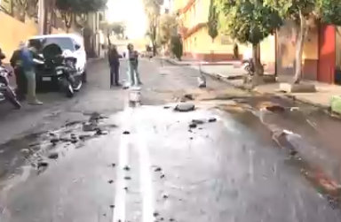 Fuga de agua en calle Queretanos y camino a Santa Fe, alcaldía Alvaro Obregón