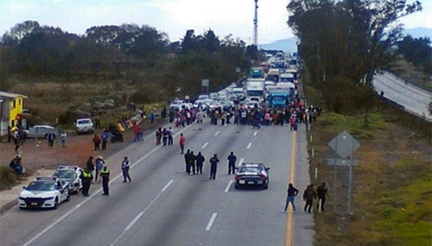 Presencia de habitantes en Autopista México-Querétaro. Atiendan indicaciones