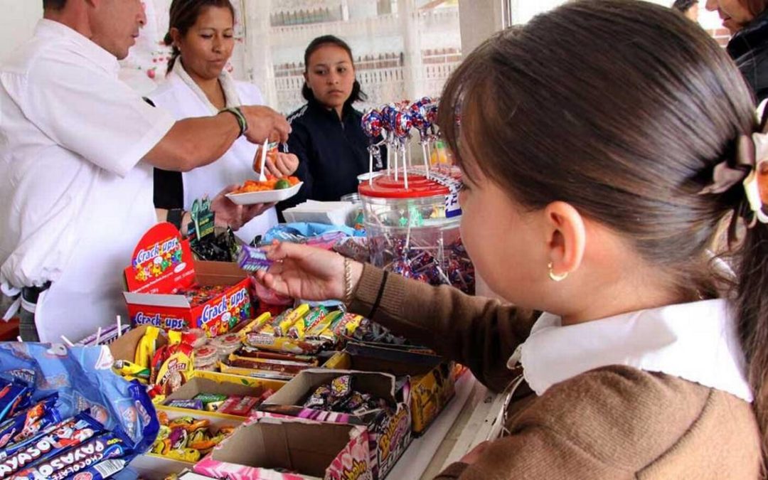 Oaxaca prohíbe venta de refrescos y «comida chatarra» a menores