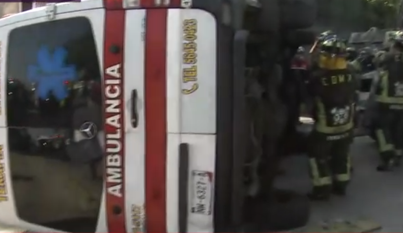 Volcadura de ambulancia en Prolongación Guerrero. Tome precauciones