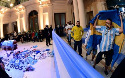 Multitudes lloran a Maradona desde Casa Rosada