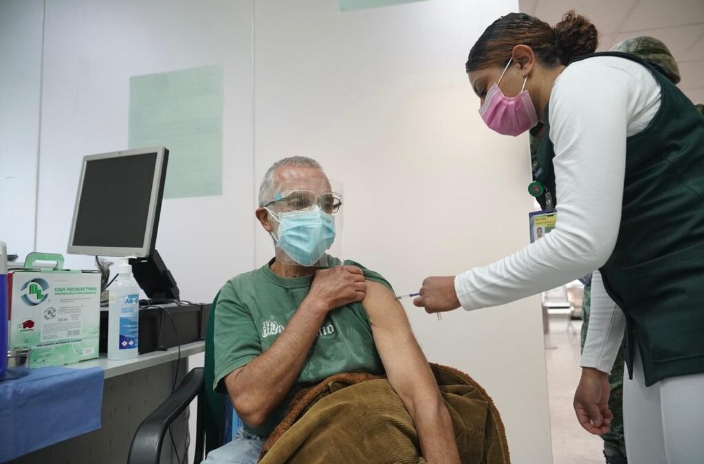 Personal del IMSS participó en vacunación para adultos mayores en CDMX