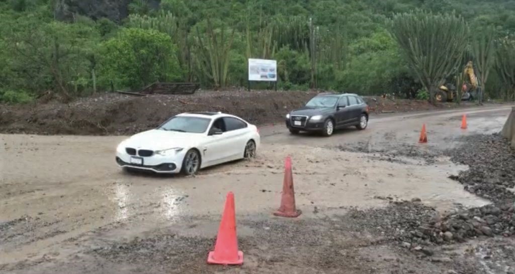 Reportan derrumbes por lluvias en tramos carreteros a Oaxaca