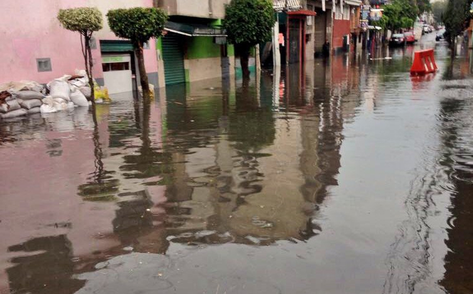 Inundaciones y caos vial afectan a ciudadanos en Tláhuac