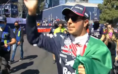 Ante multitudes, ‘Checo’ Pérez hace rugir su Red Bull en Reforma