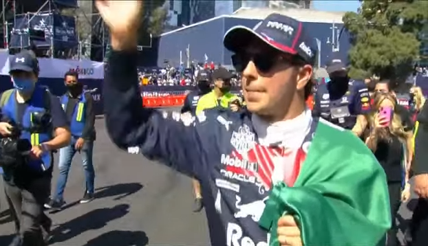 Ante multitudes, ‘Checo’ Pérez hace rugir su Red Bull en Reforma