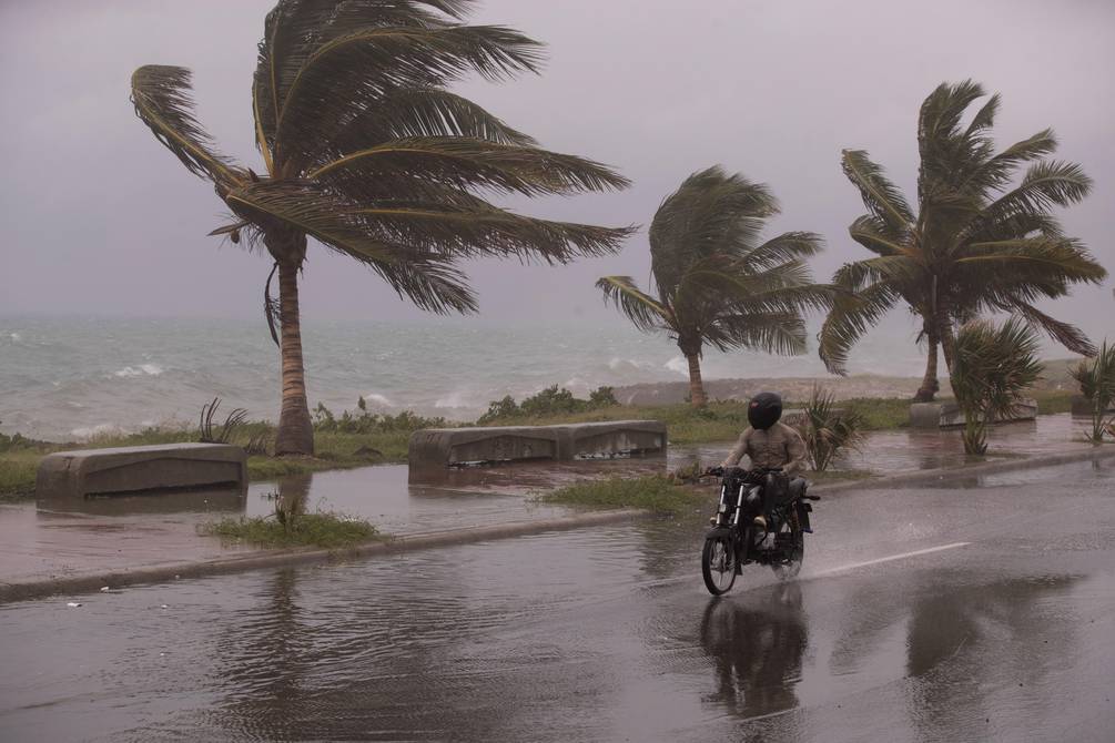 Lisa continúa en tierra, sobre Campeche, como depresión tropical