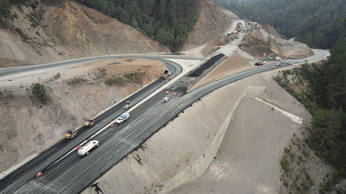 Carretera Mitla-Entronque Tehuantepec II registra avance del 86%