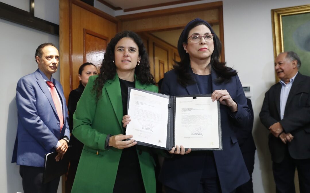 Recibe diputada Marcela Guerra paquete de 20 iniciativas de AMLO