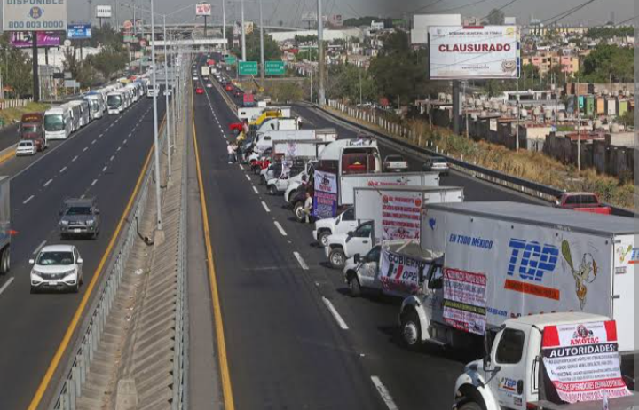 Transportistas colapsan entradas a la CDMX