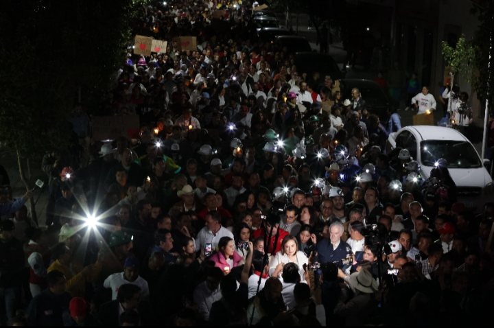 Con velas y antorchas, Xóchitl arranca campaña  con marcha multitudinaria