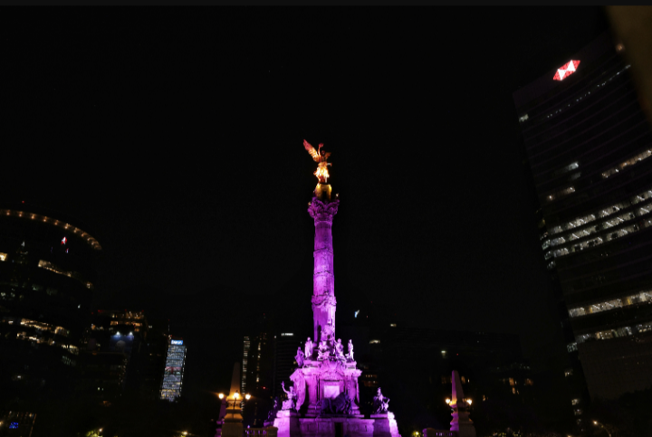 Iluminan monumentos y edificios emblemáticos de CDMX por Día de la Mujer