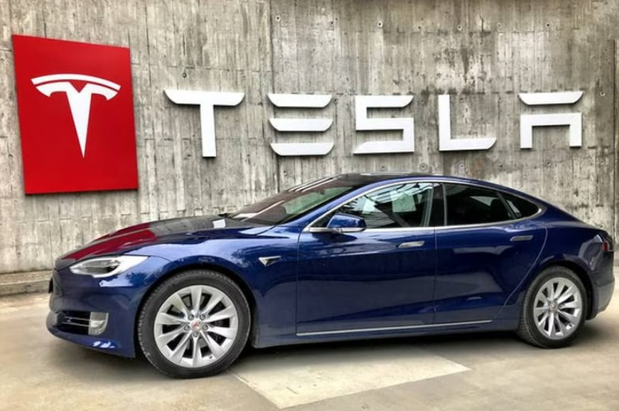 Revisan más de cuatro mil autos Tesla para correcciones de software